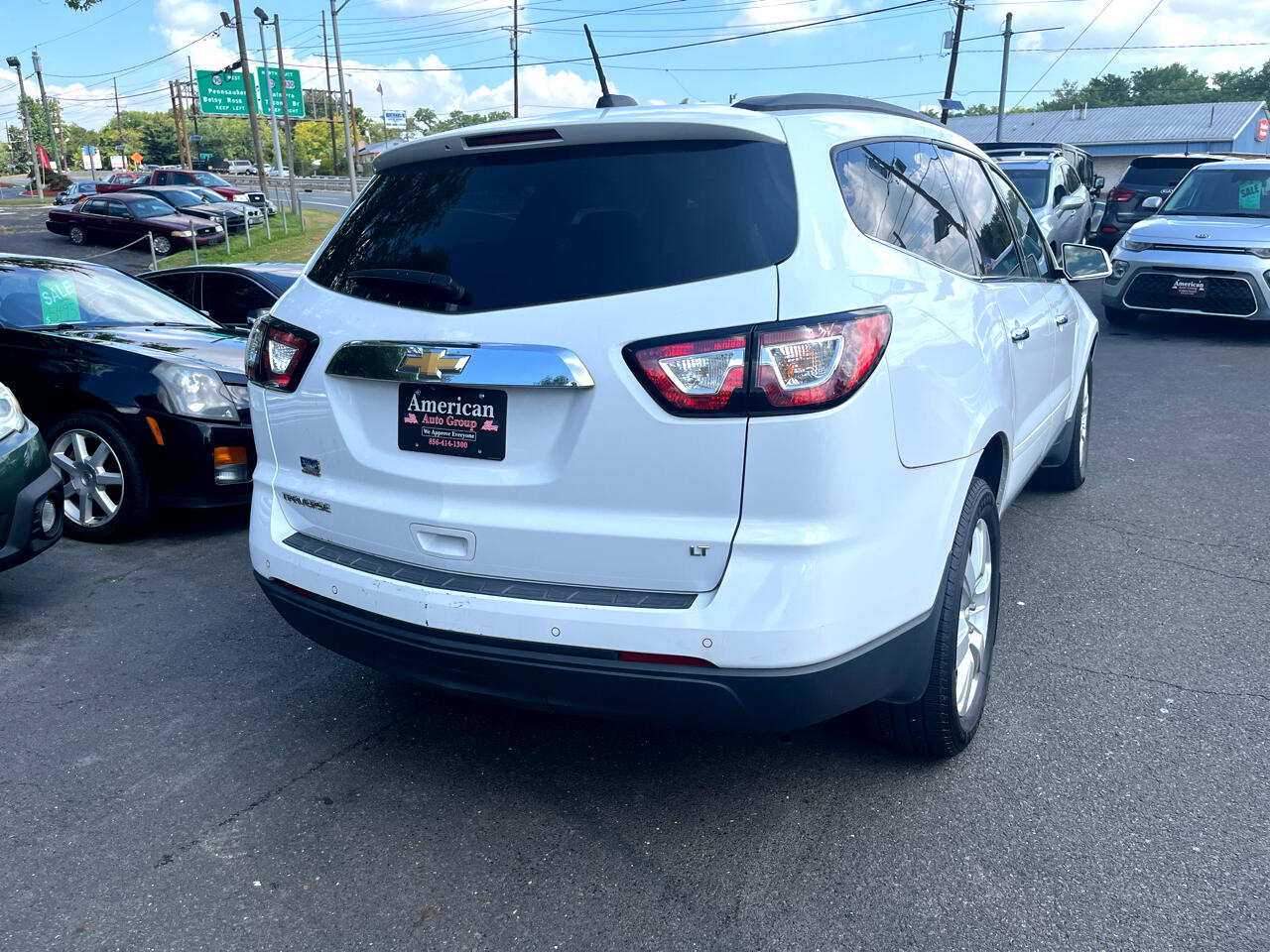 2017 Chevrolet Traverse 1LT photo 3
