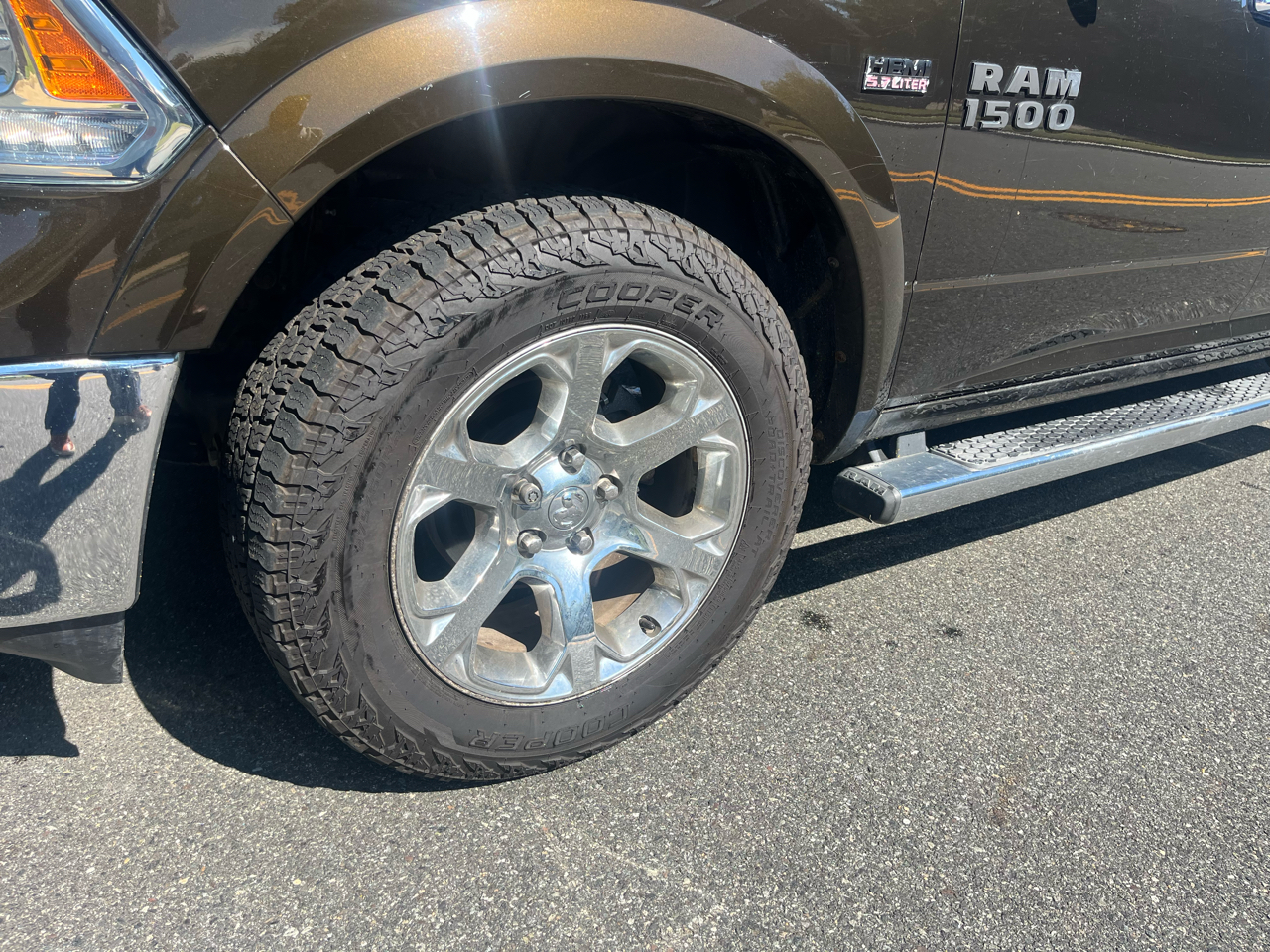 RAM 1500 4WD Quad Cab 140.5" Laramie 2014 RAM 1500 4WD Quad Cab 140.5" Laramie 2014