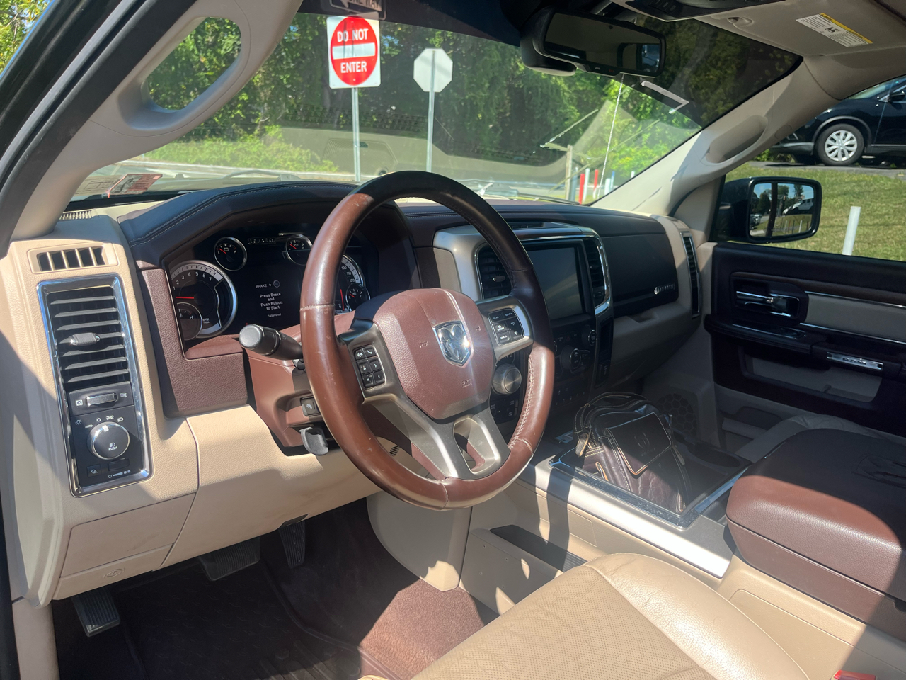RAM 1500 4WD Quad Cab 140.5" Laramie 2014 RAM 1500 4WD Quad Cab 140.5" Laramie 2014