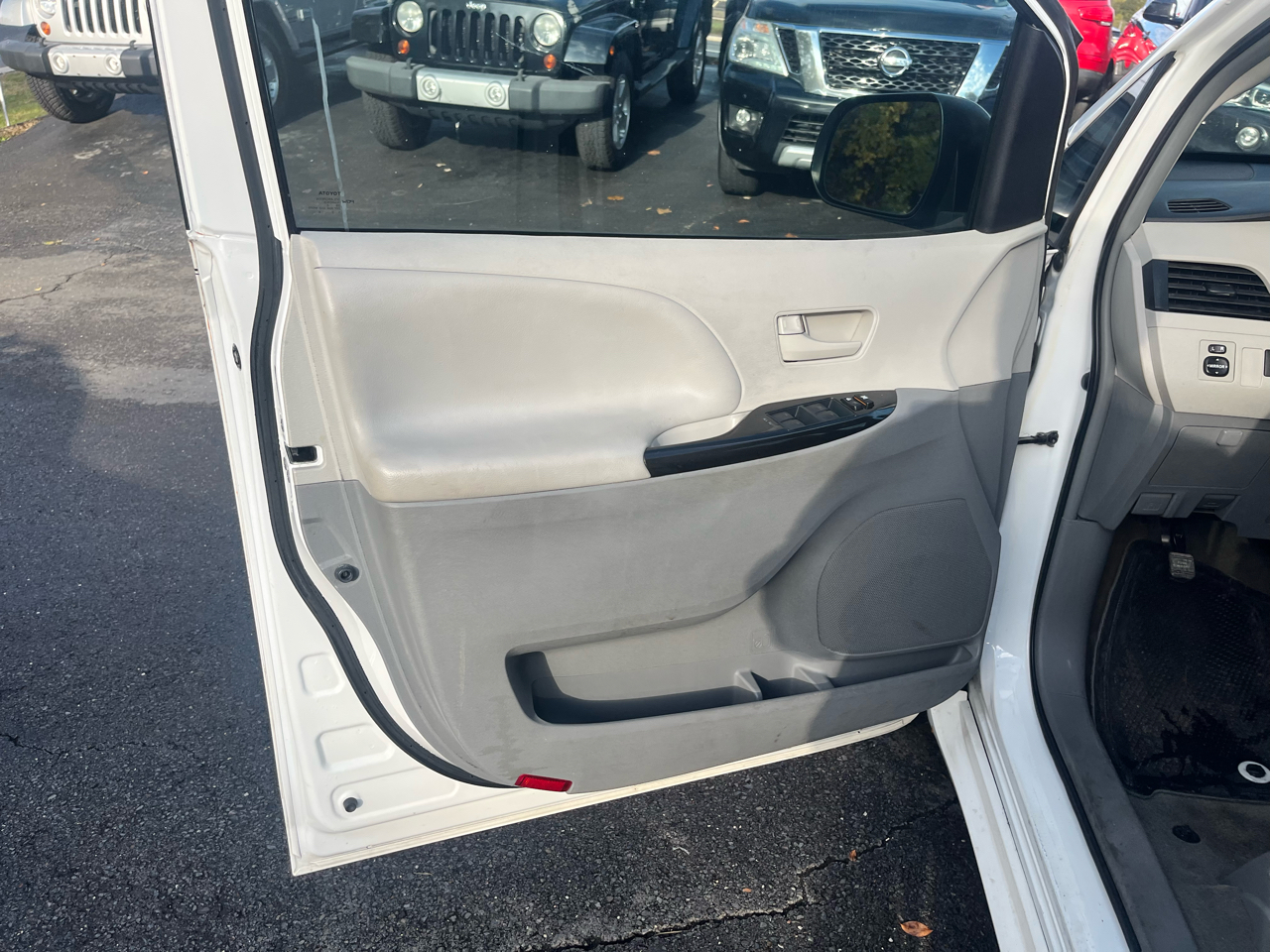 Toyota Sienna 5dr 7-Pass Van V6 L FWD (Natl) 2013 Toyota Sienna 5dr 7-Pass Van V6 L FWD (Natl) 2013