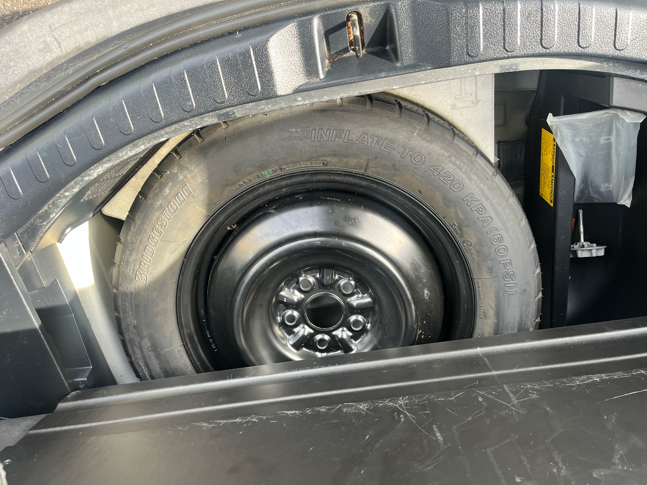 Toyota RAV4 AWD 4dr XLE (Natl) 2013