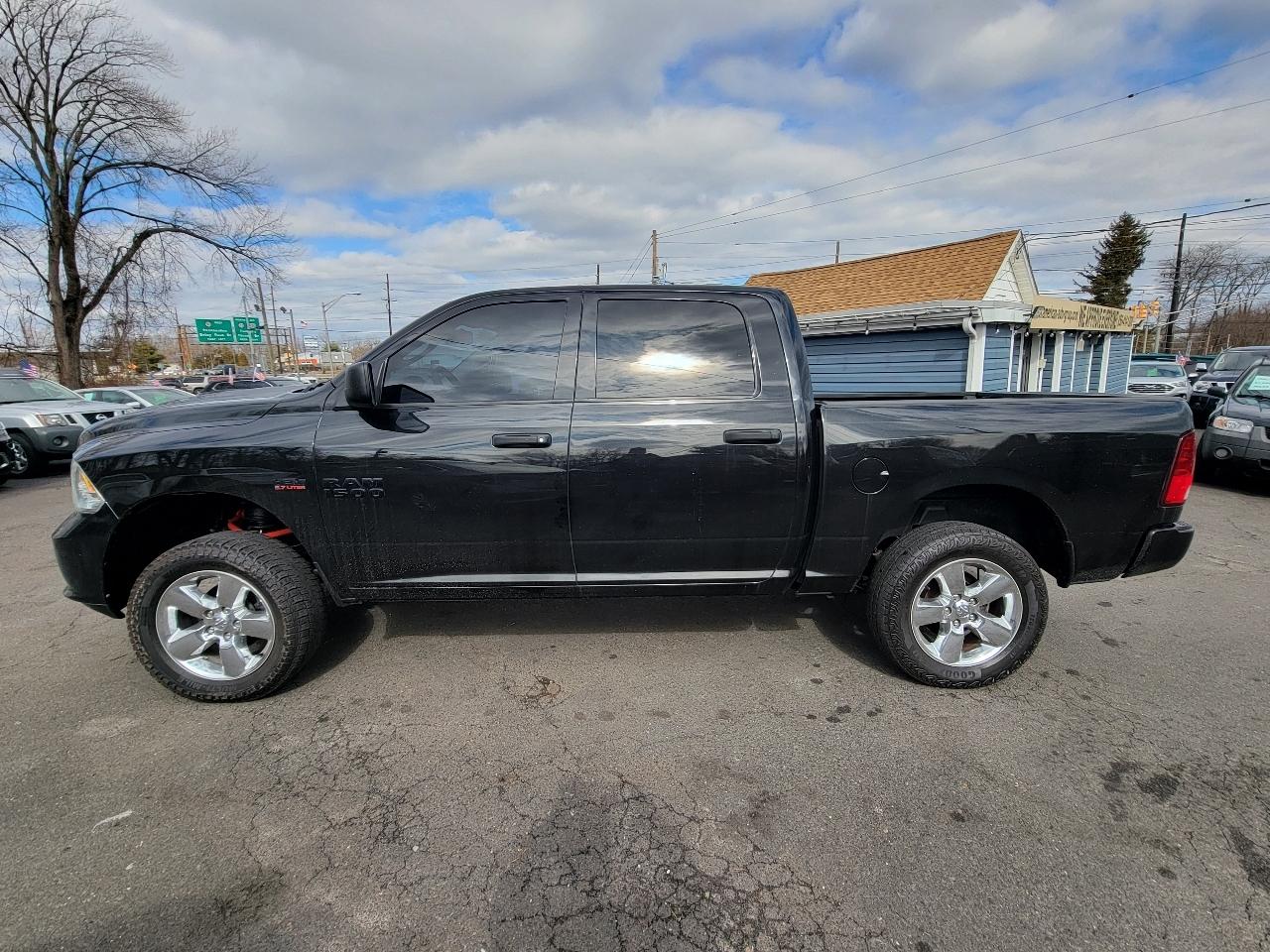 RAM 1500 4WD Crew Cab 140.5" Express 2015