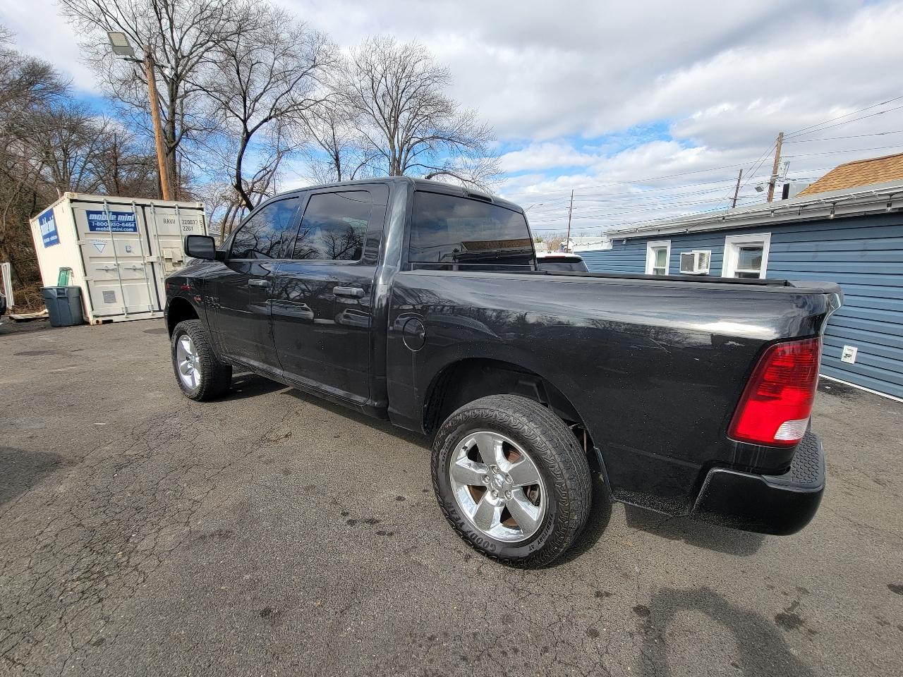 RAM 1500 4WD Crew Cab 140.5" Express 2015