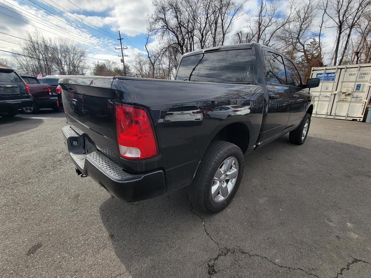 RAM 1500 4WD Crew Cab 140.5" Express 2015