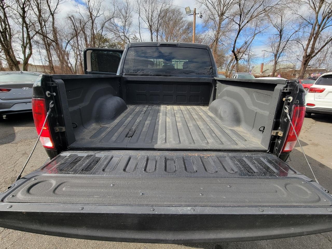 RAM 1500 4WD Crew Cab 140.5" Express 2015