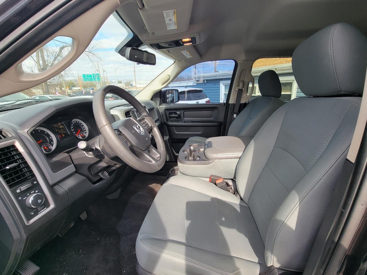 RAM 1500 4WD Crew Cab 140.5" Express 2015