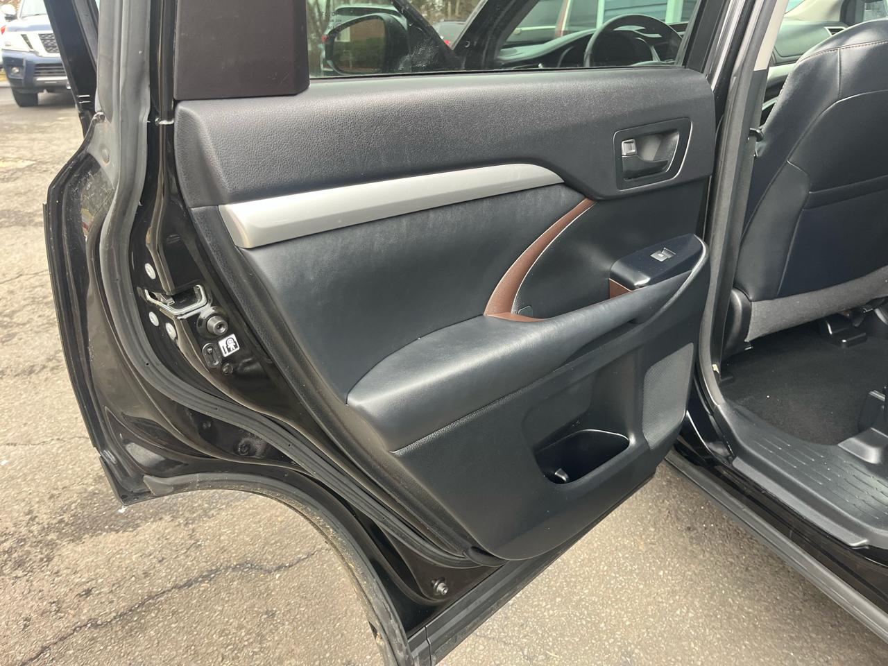 Toyota Highlander AWD 4dr V6 LE (Natl) 2015