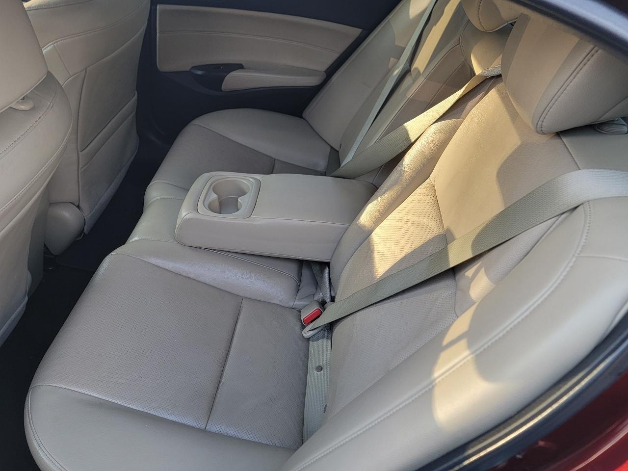 Acura ILX 4dr Sdn 2.0L Tech Pkg 2013