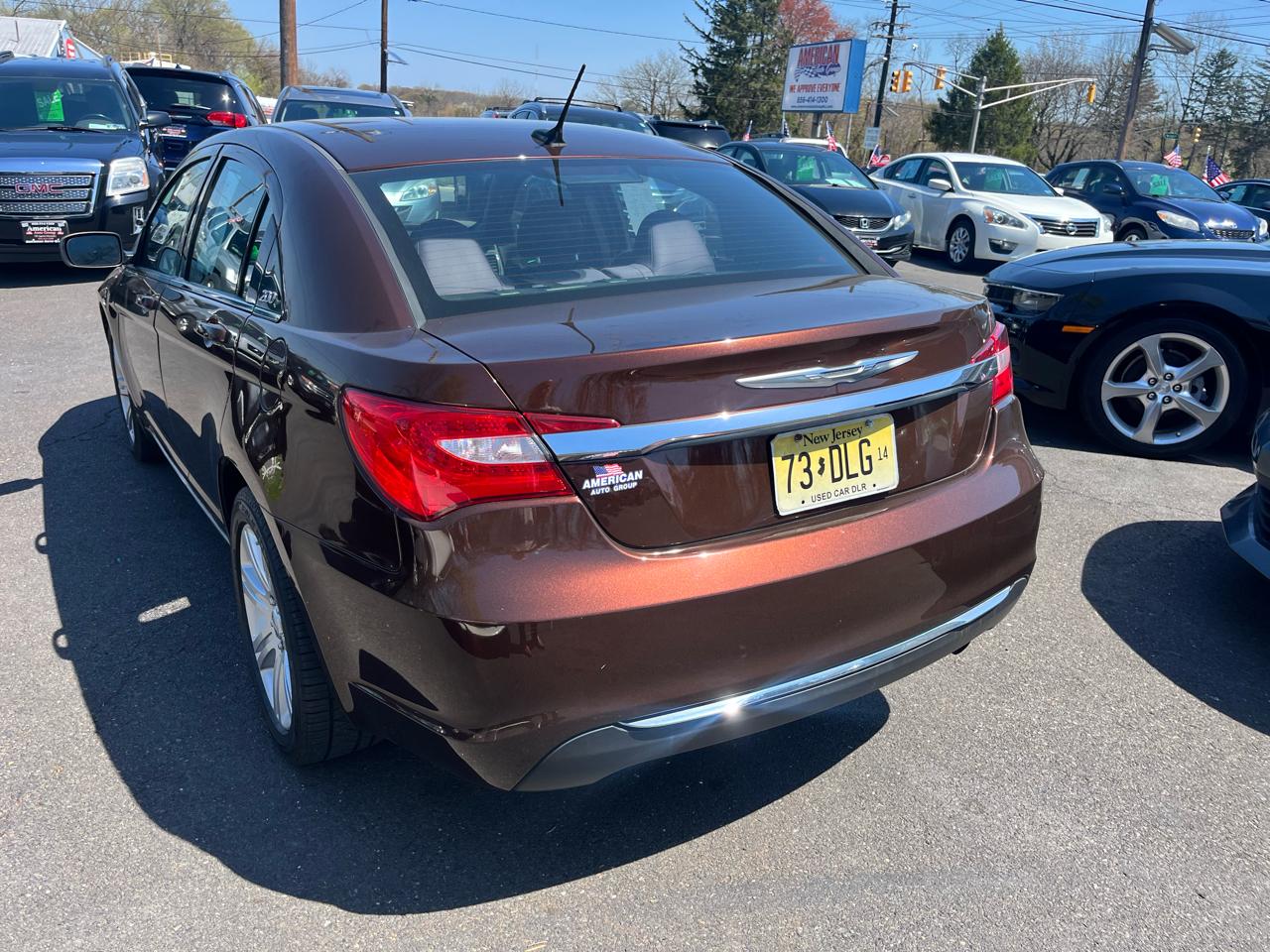 Chrysler 200 4dr Sdn Touring 2012