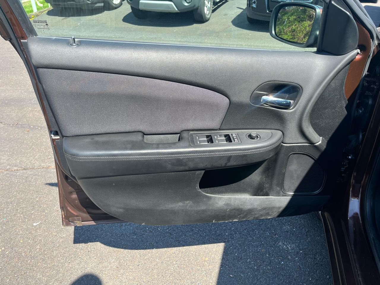 Chrysler 200 4dr Sdn Touring 2012