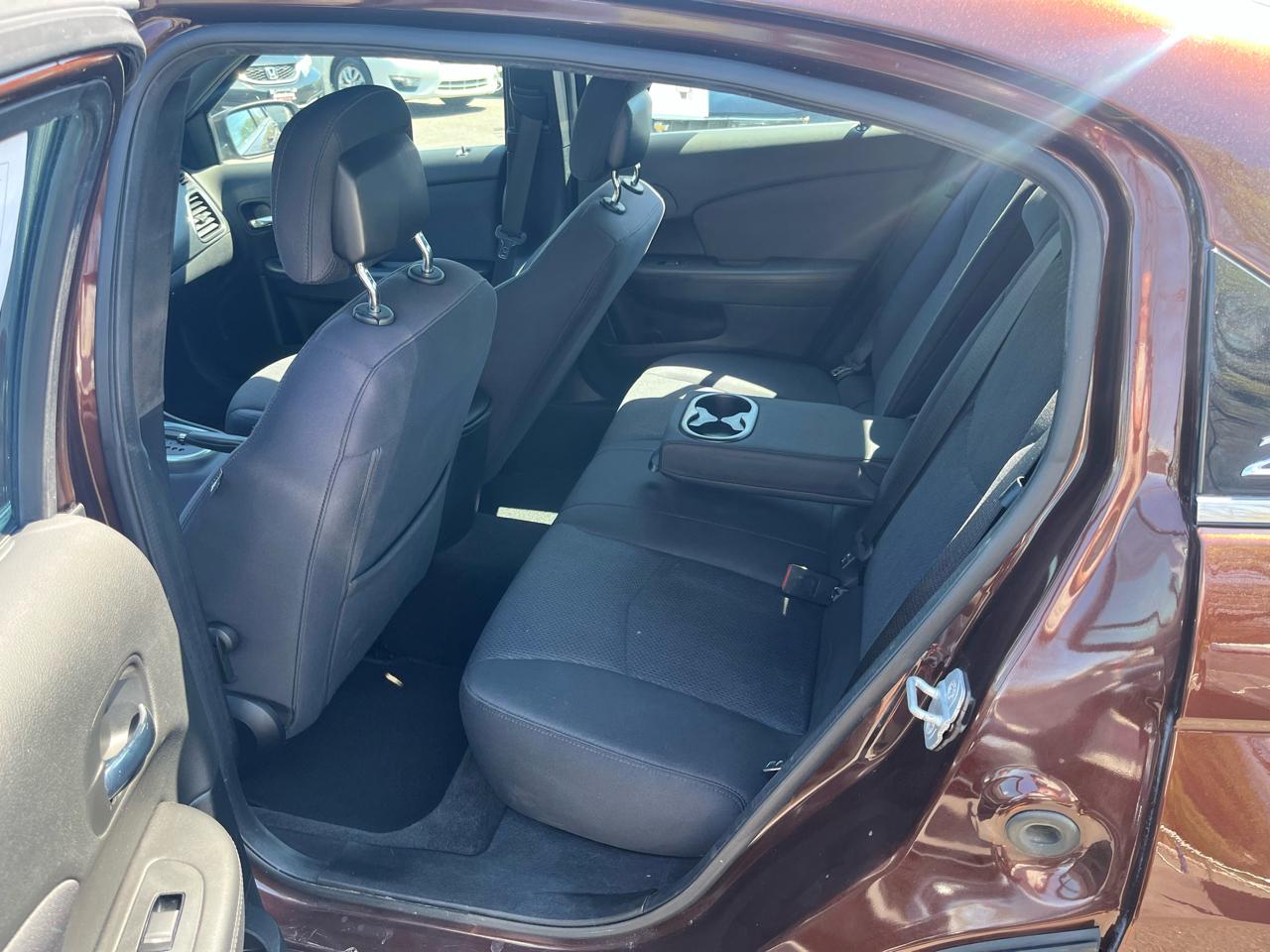 Chrysler 200 4dr Sdn Touring 2012