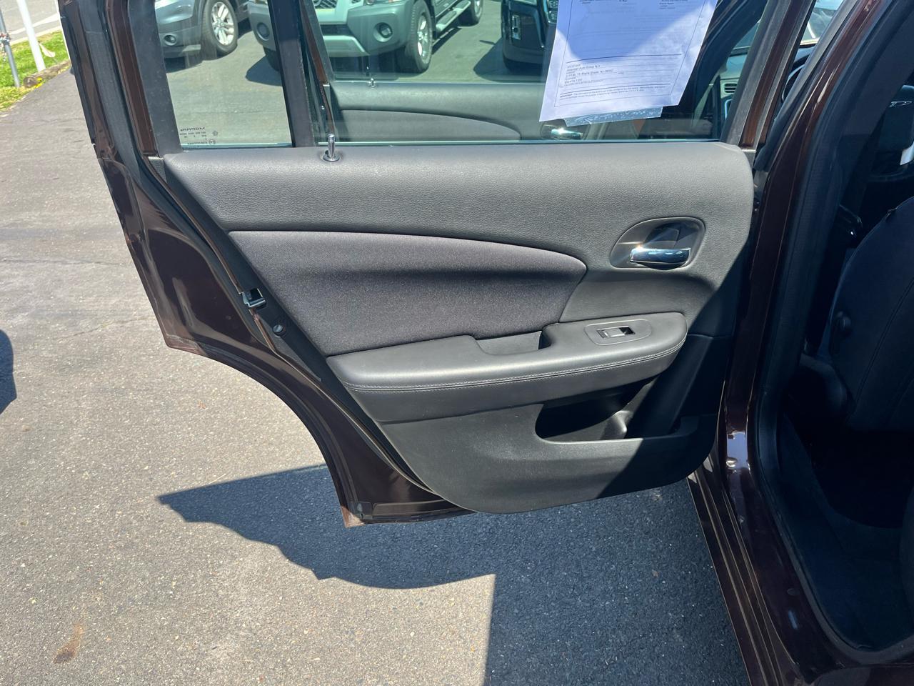 Chrysler 200 4dr Sdn Touring 2012