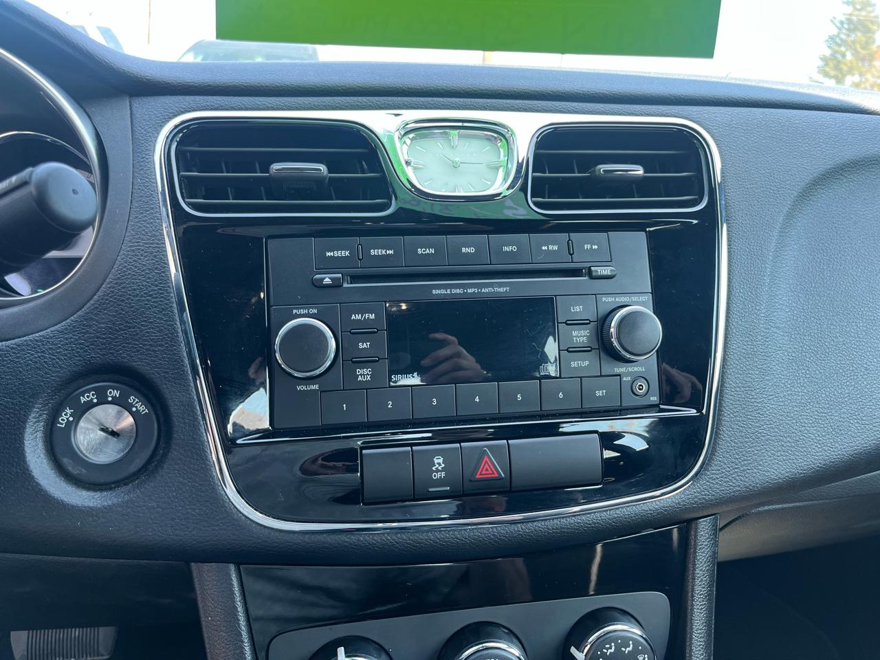 Chrysler 200 4dr Sdn Touring 2012