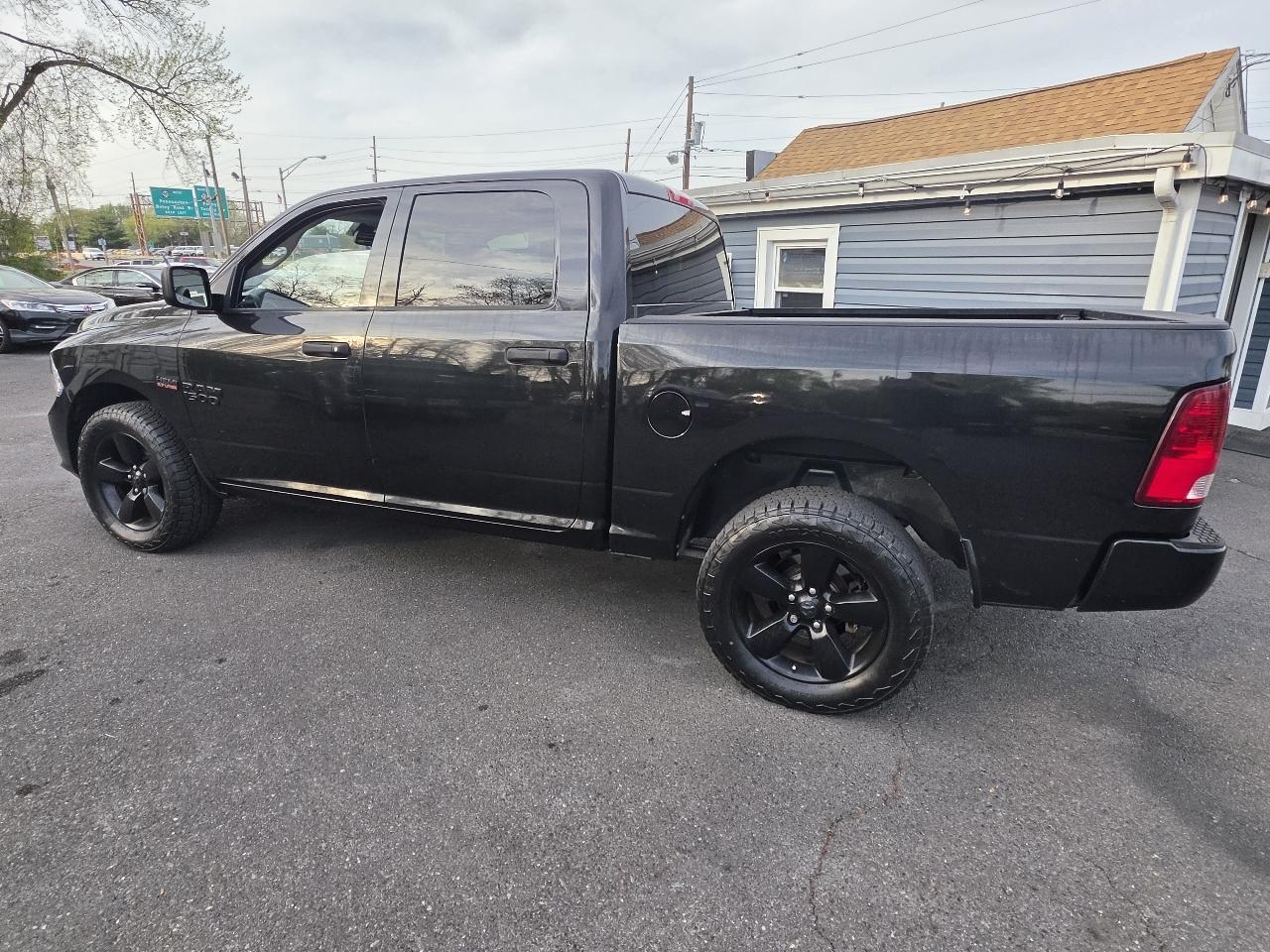 RAM 1500 4WD Crew Cab 140.5" Express 2016