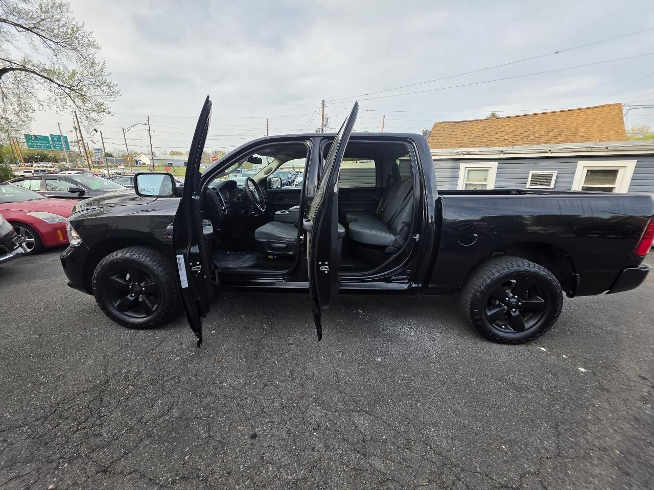 RAM 1500 4WD Crew Cab 140.5" Express 2016