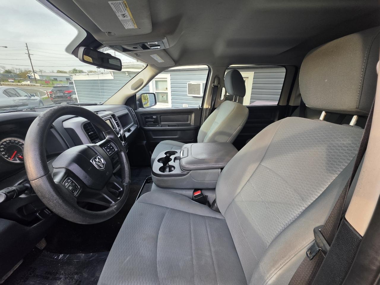 RAM 1500 4WD Crew Cab 140.5" Express 2016