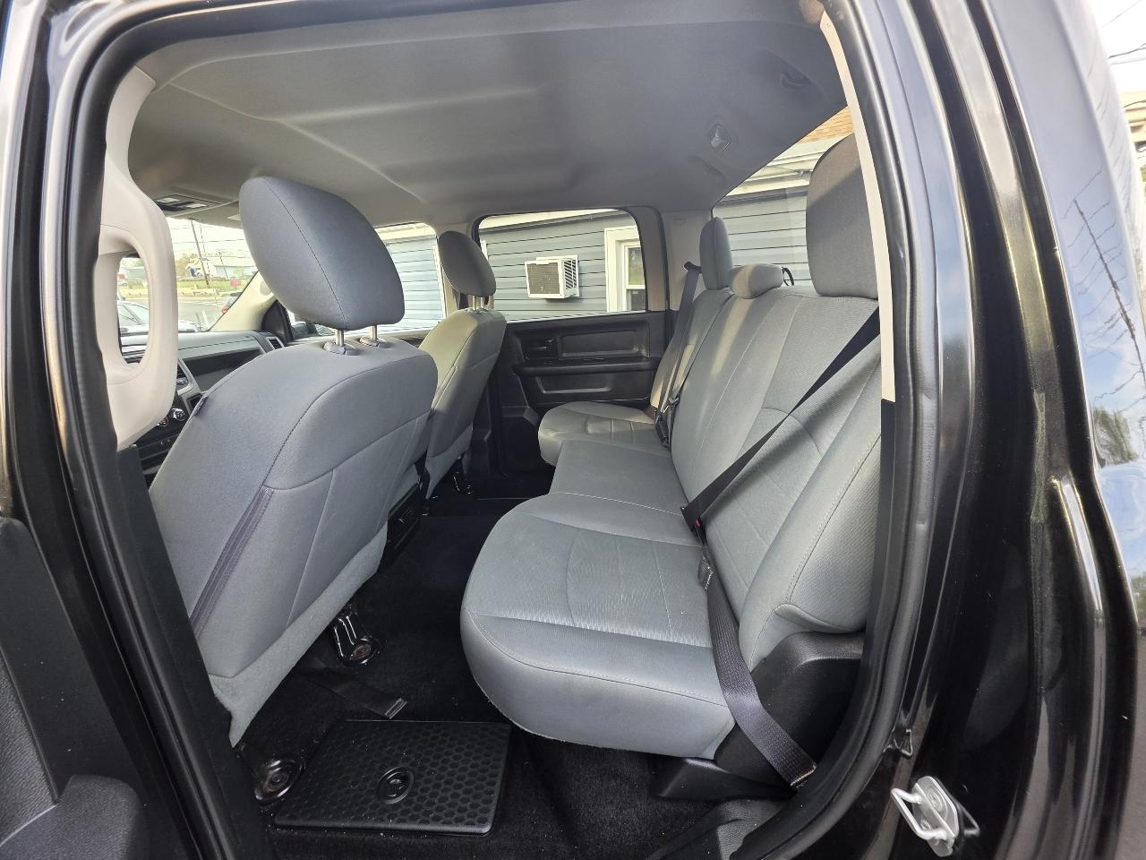 RAM 1500 4WD Crew Cab 140.5" Express 2016