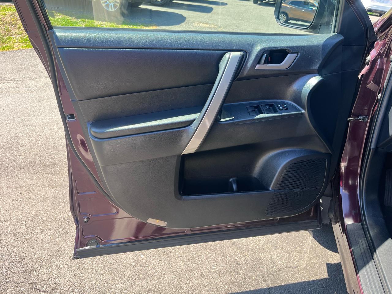 Toyota Highlander 4WD 4dr V6 SE (Natl) 2011