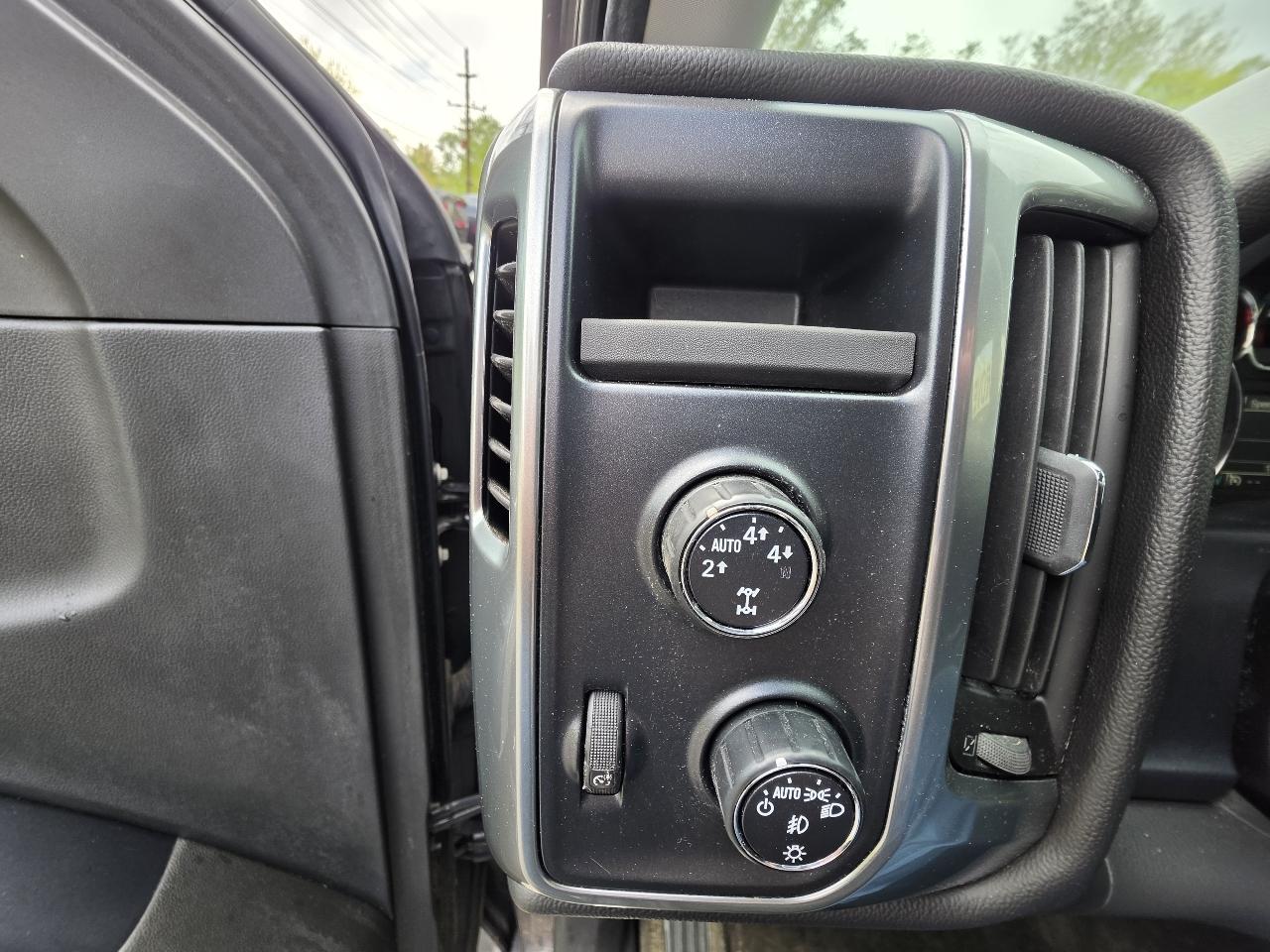 Chevrolet Silverado 1500 4WD Crew Cab 143.5" LT w/2LT 2015