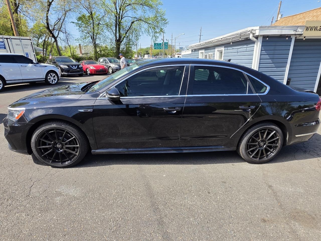 Volkswagen Passat R-Line w/Comfort Pkg Auto 2017