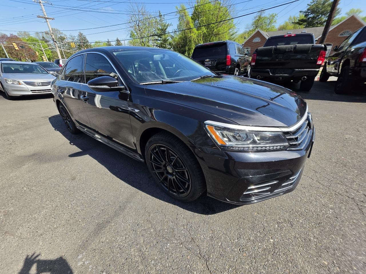 Volkswagen Passat R-Line w/Comfort Pkg Auto 2017