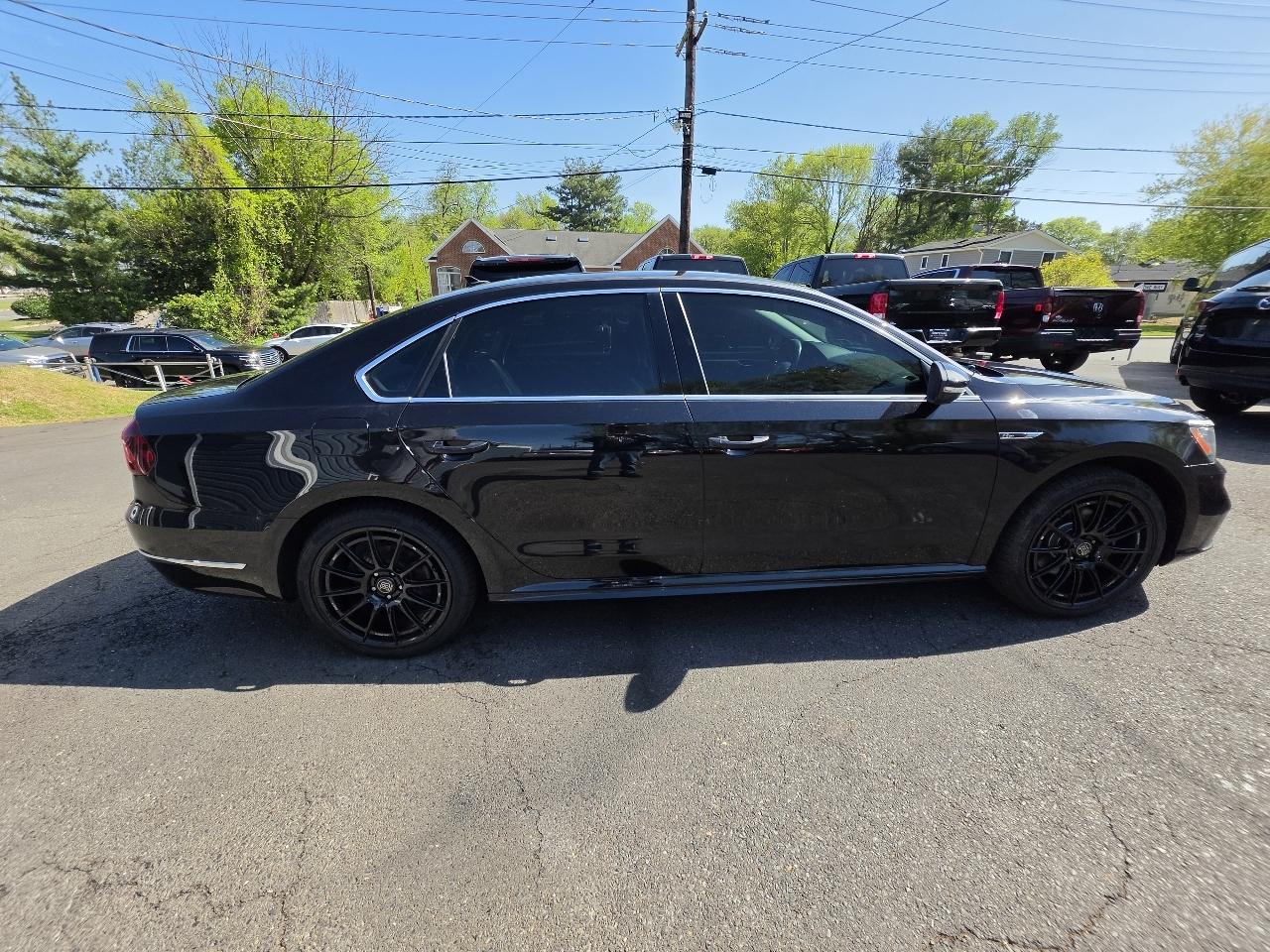 Volkswagen Passat R-Line w/Comfort Pkg Auto 2017
