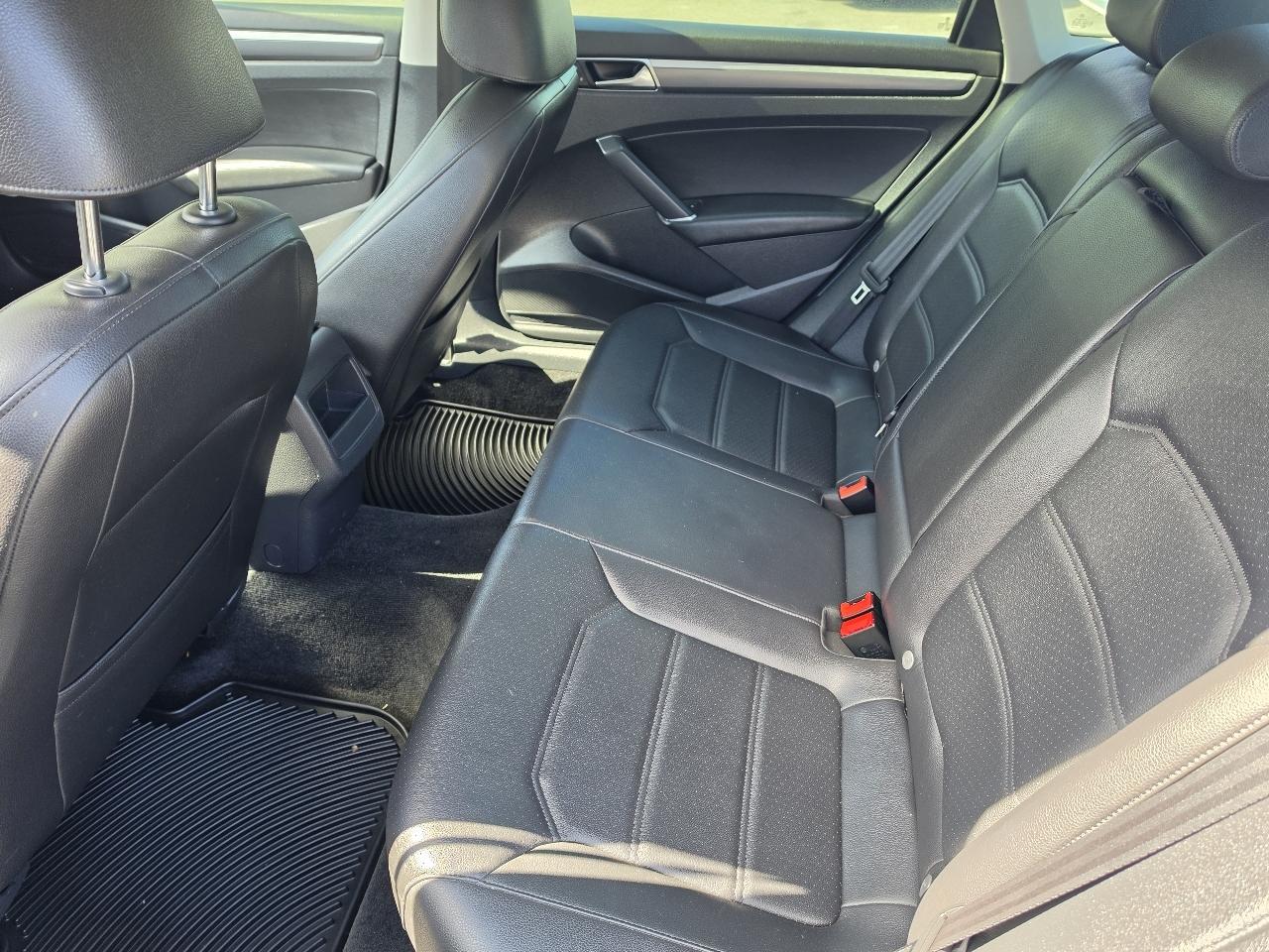 Volkswagen Passat R-Line w/Comfort Pkg Auto 2017