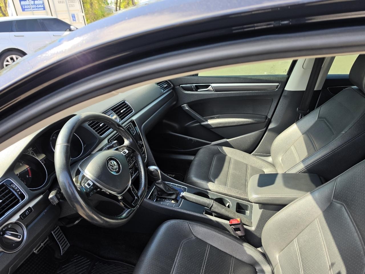 Volkswagen Passat R-Line w/Comfort Pkg Auto 2017