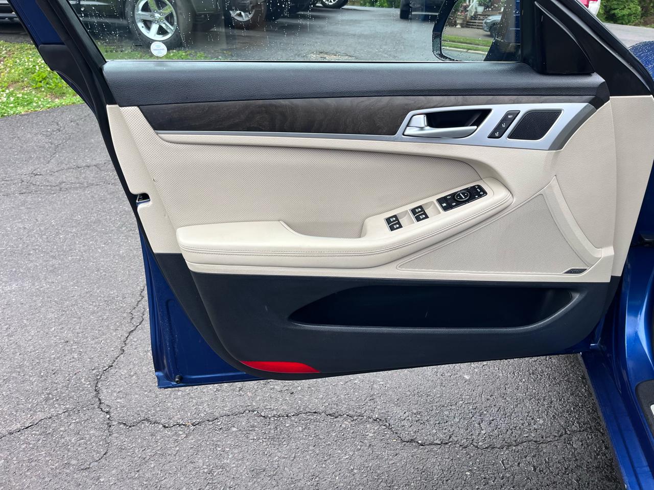 Hyundai Genesis 4dr Sdn V6 3.8L AWD 2015