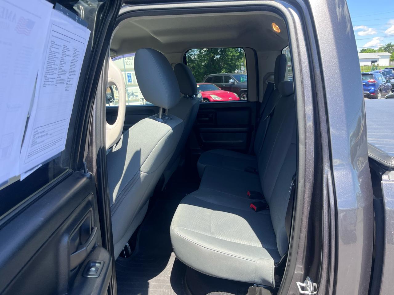 RAM 1500 4WD Quad Cab 140.5" Express 2015