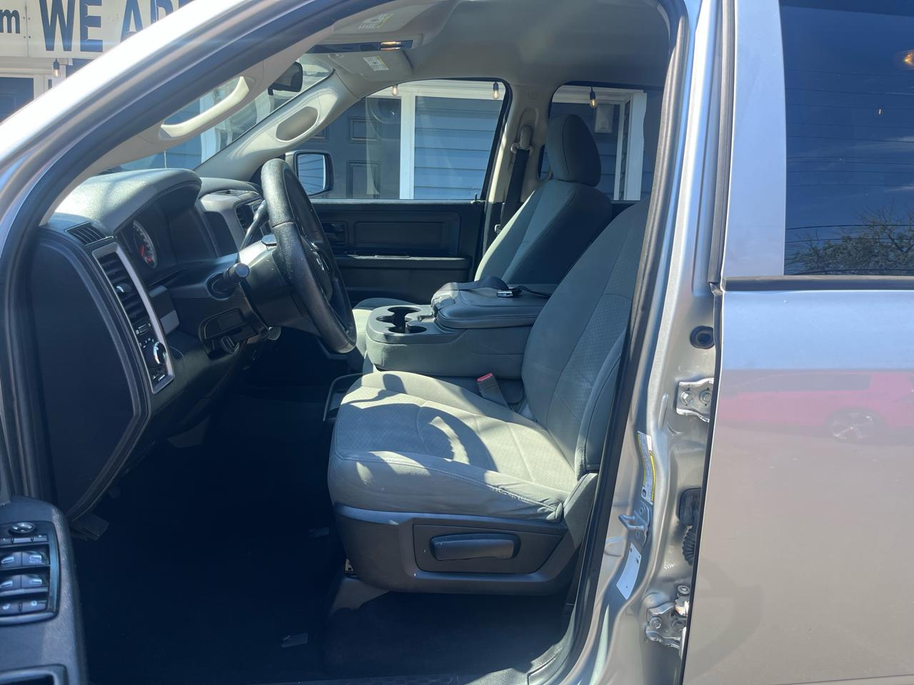 RAM 1500 4WD Crew Cab 140.5" Express 2014