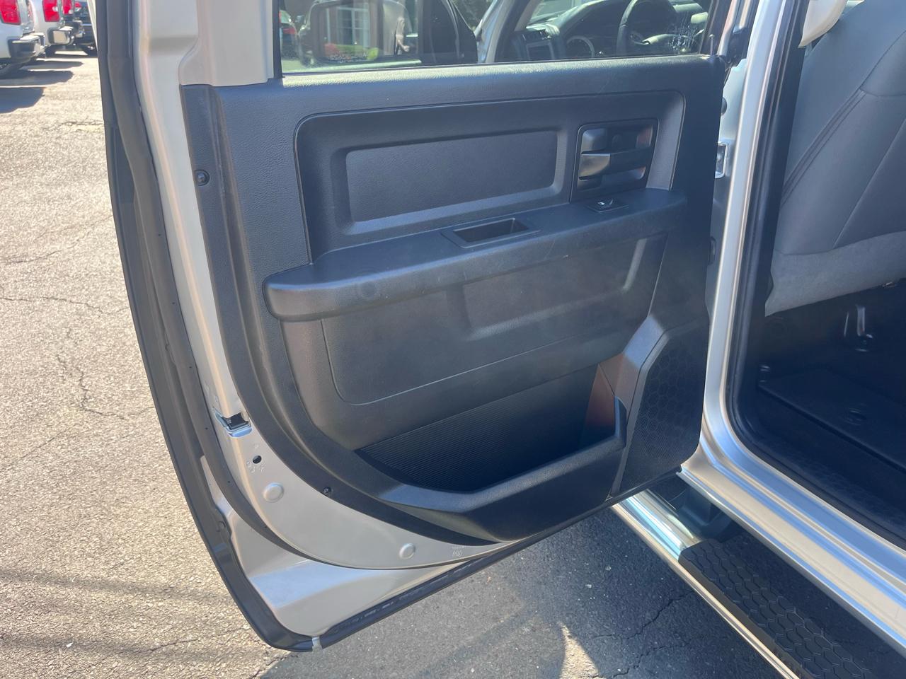 RAM 1500 4WD Crew Cab 140.5" Express 2014
