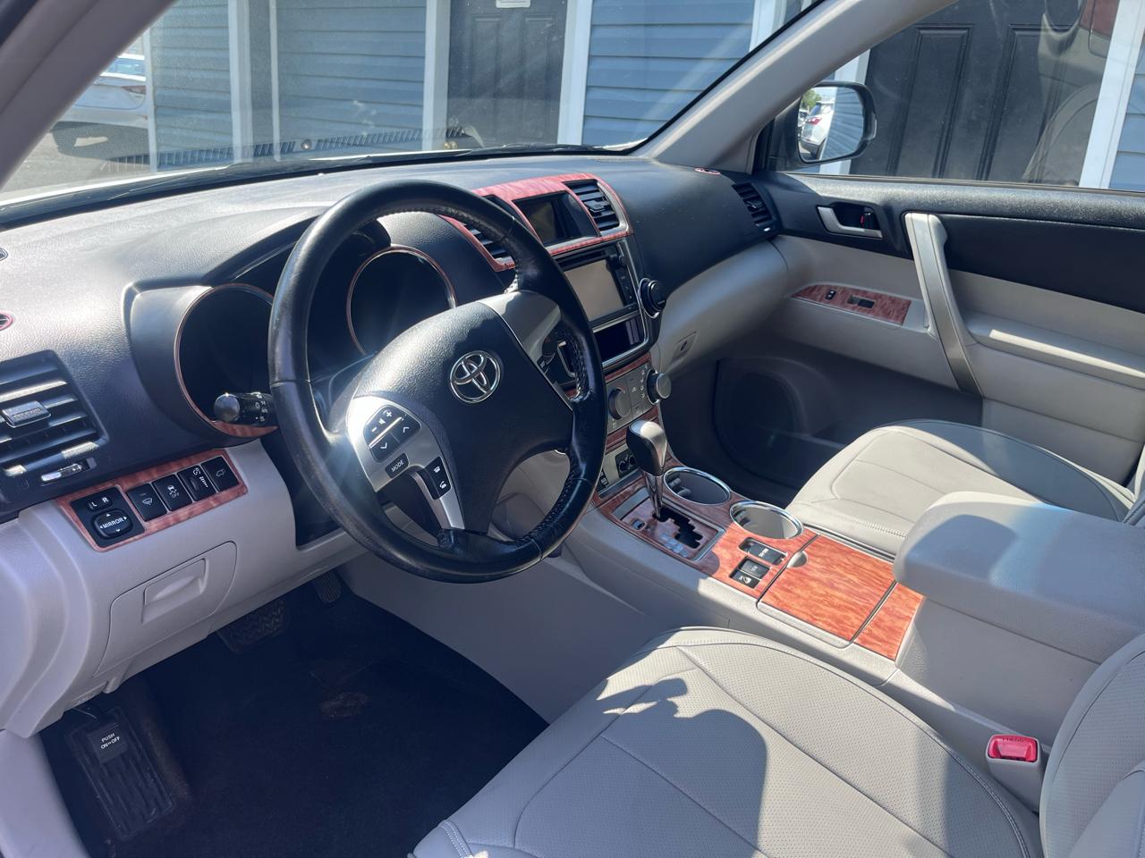 Toyota Highlander 4WD 4dr V6 (Natl) 2013
