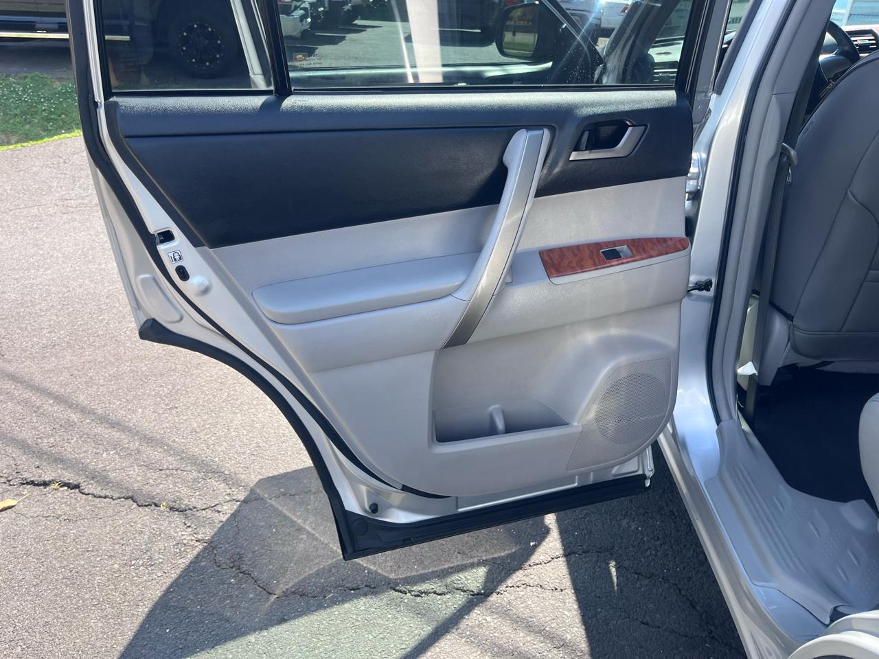 Toyota Highlander 4WD 4dr V6 (Natl) 2013