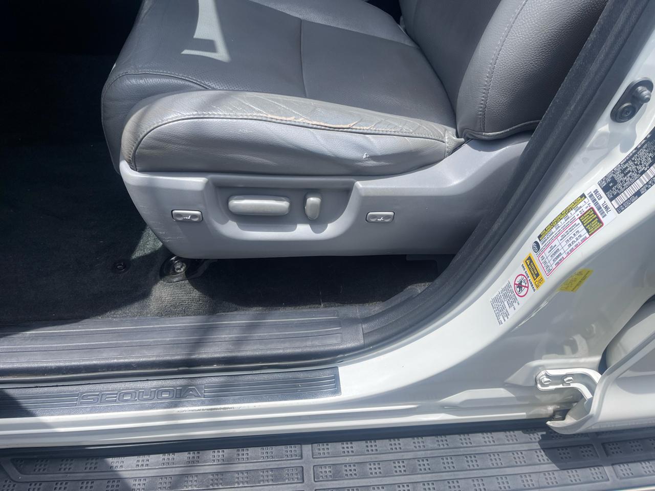 Toyota Sequoia 4WD 5.7L Platinum (Natl) 2012
