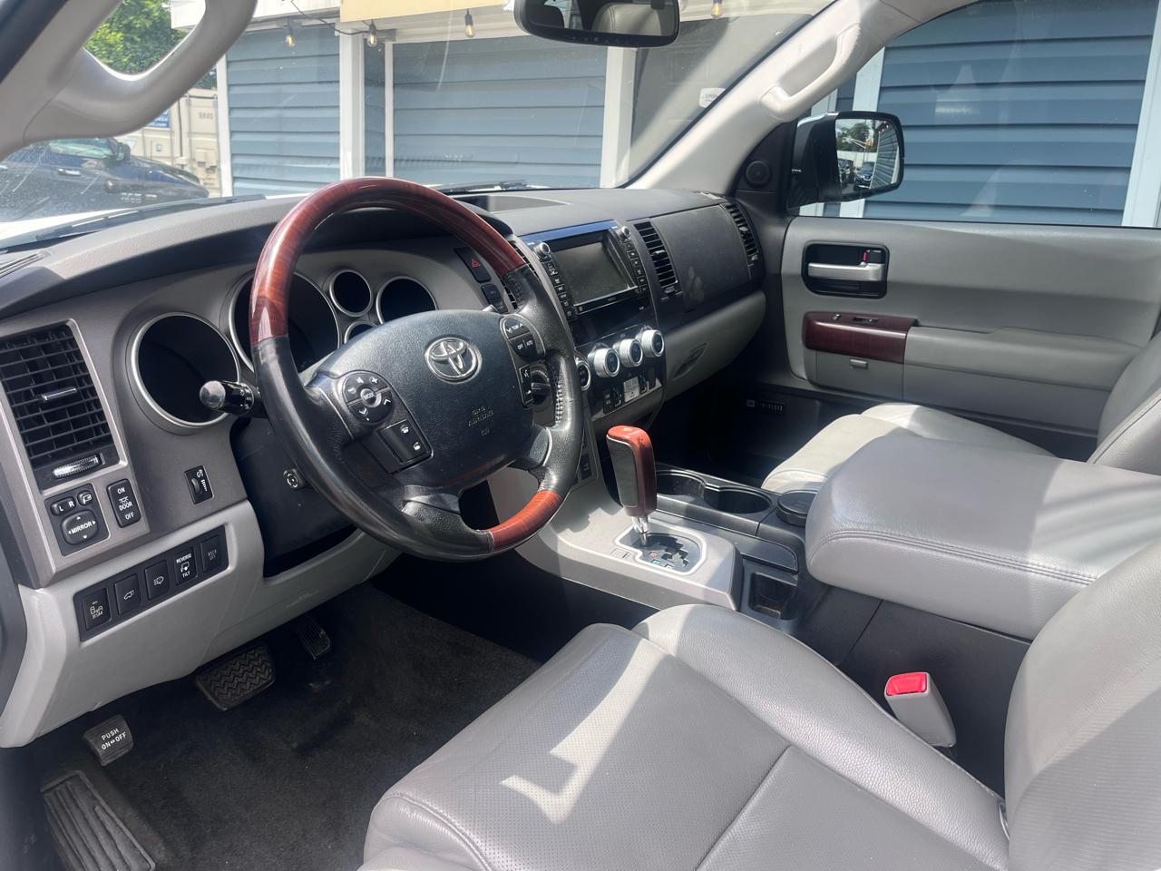 Toyota Sequoia 4WD 5.7L Platinum (Natl) 2012