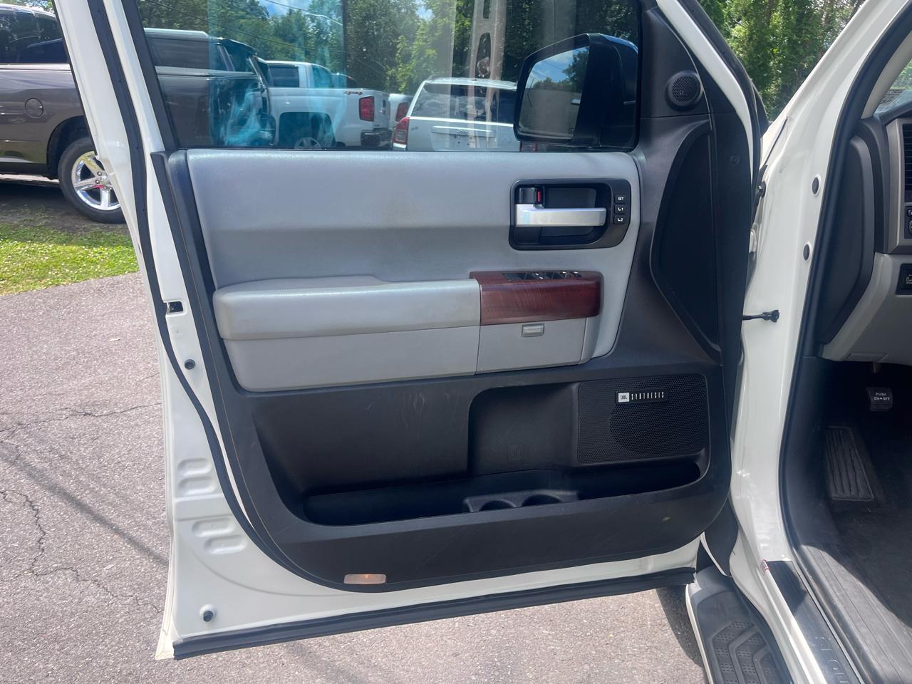 Toyota Sequoia 4WD 5.7L Platinum (Natl) 2012