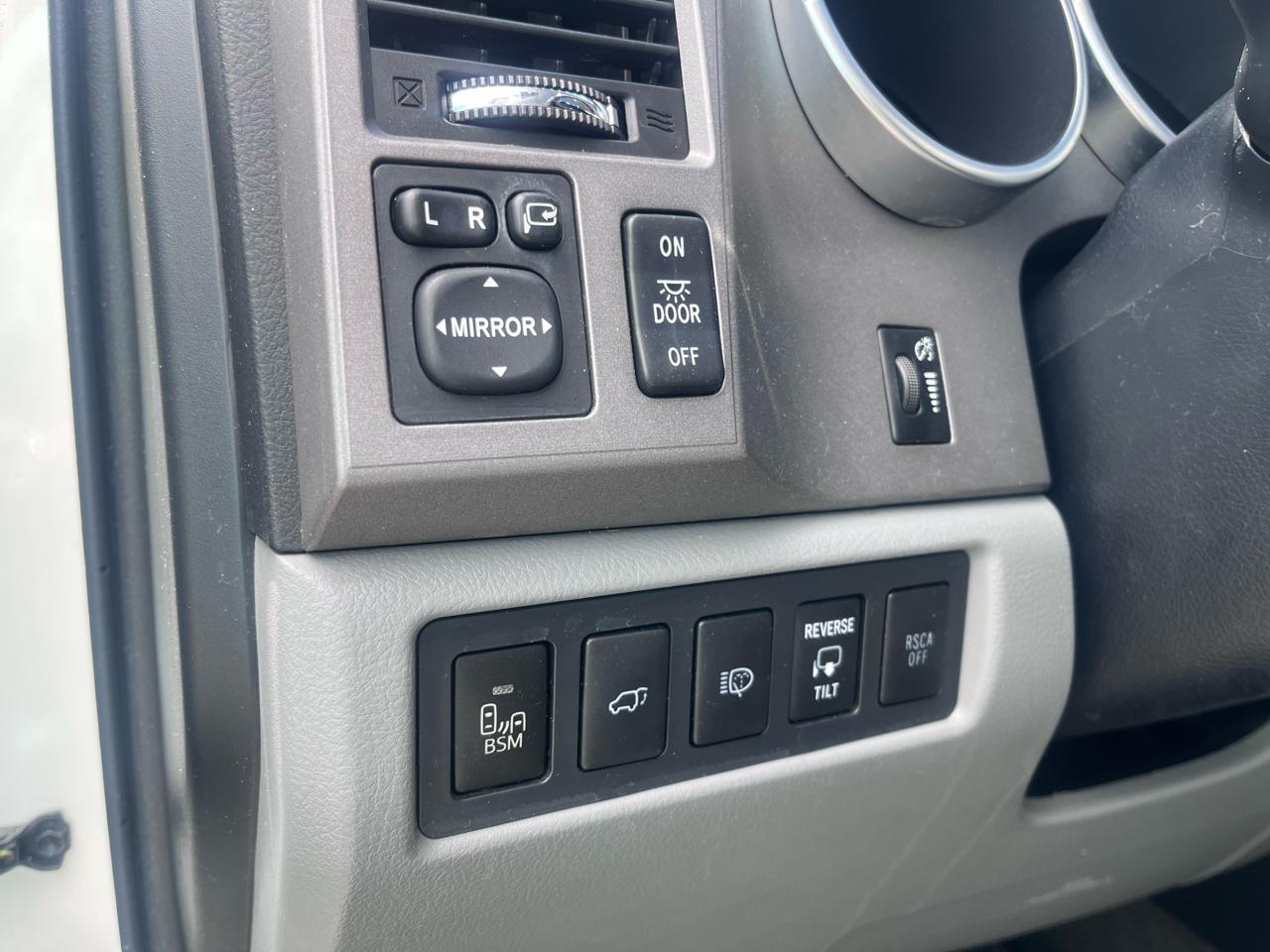 Toyota Sequoia 4WD 5.7L Platinum (Natl) 2012
