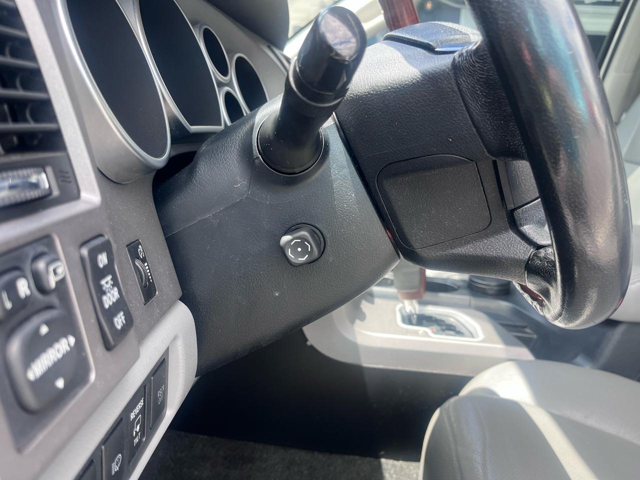 Toyota Sequoia 4WD 5.7L Platinum (Natl) 2012