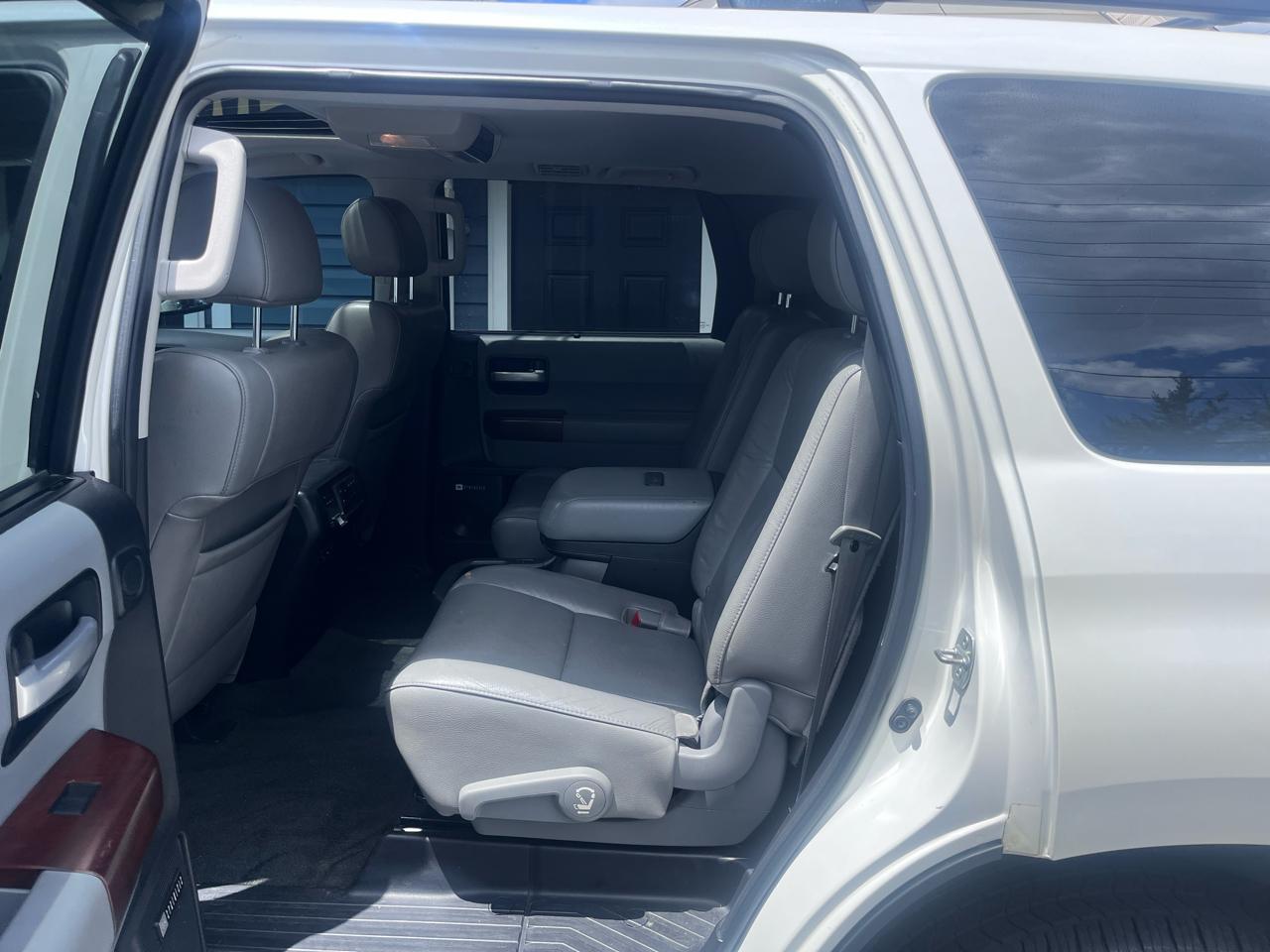 Toyota Sequoia 4WD 5.7L Platinum (Natl) 2012