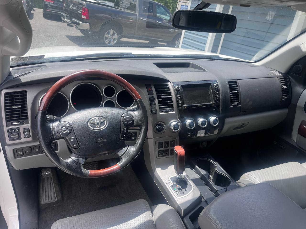 Toyota Sequoia 4WD 5.7L Platinum (Natl) 2012