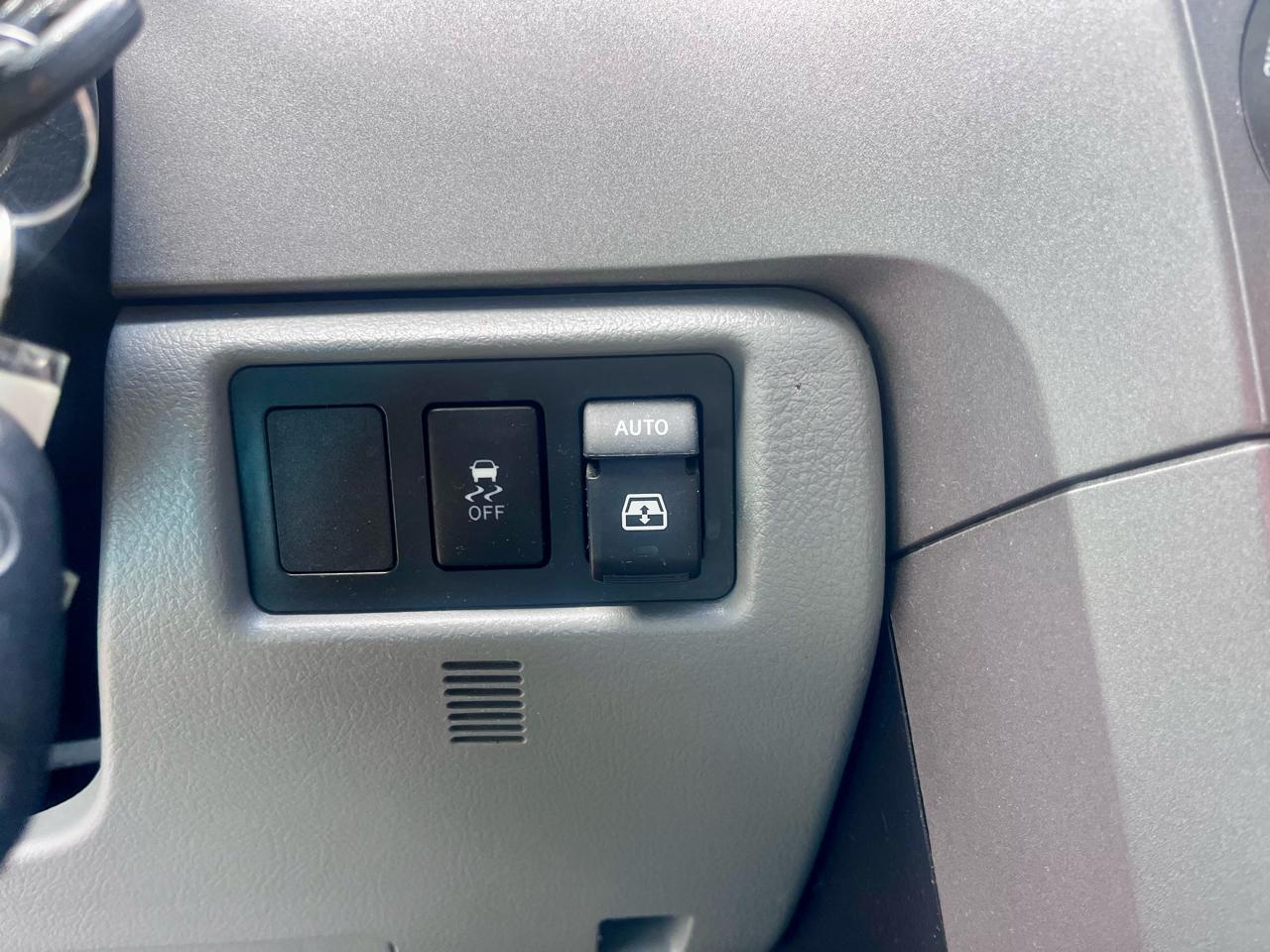 Toyota Sequoia 4WD 5.7L Platinum (Natl) 2012