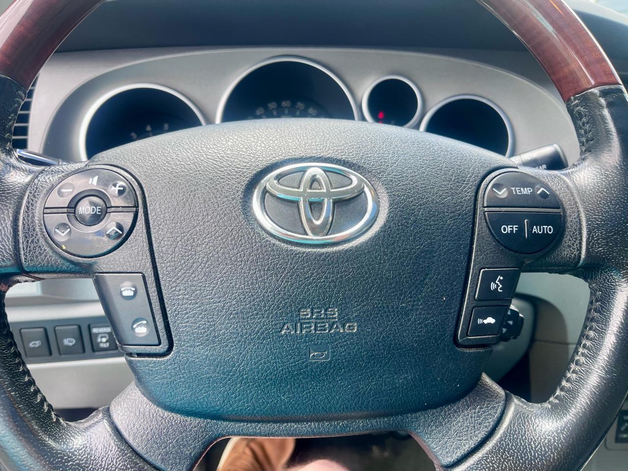 Toyota Sequoia 4WD 5.7L Platinum (Natl) 2012
