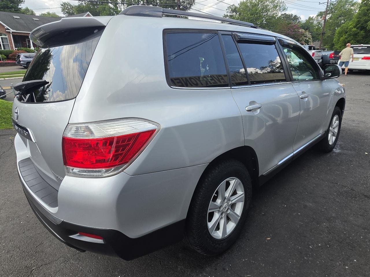 Toyota Highlander 4WD 4dr V6 (Natl) 2013