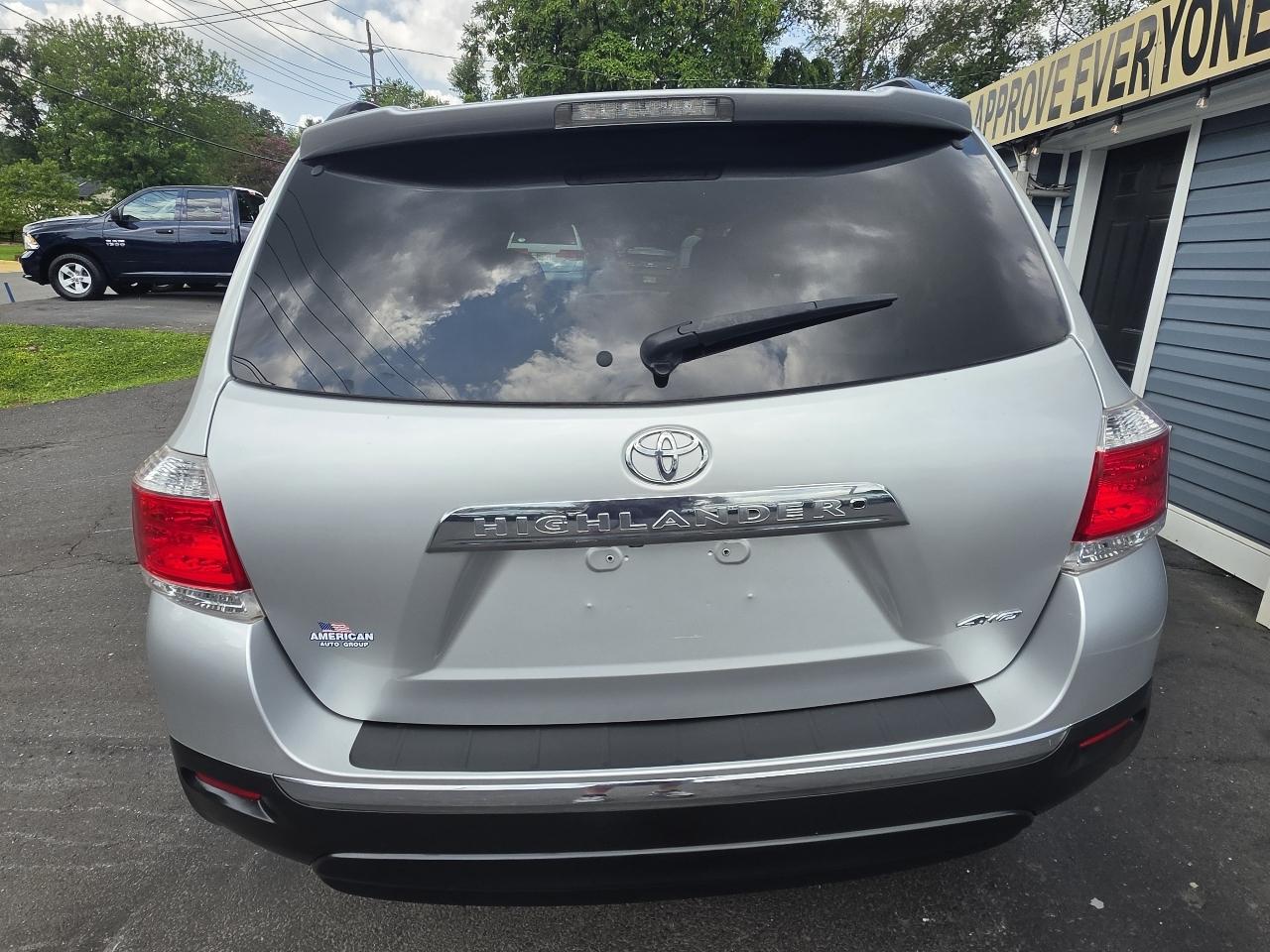 Toyota Highlander 4WD 4dr V6 (Natl) 2013