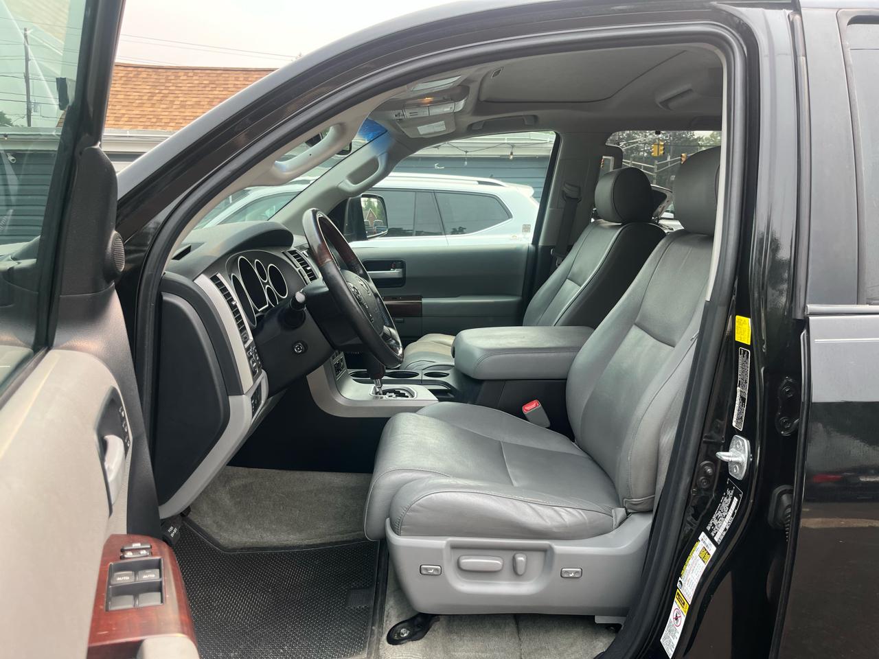 Toyota Sequoia 4WD LV8 6-Spd AT Platinum (Natl) 2011