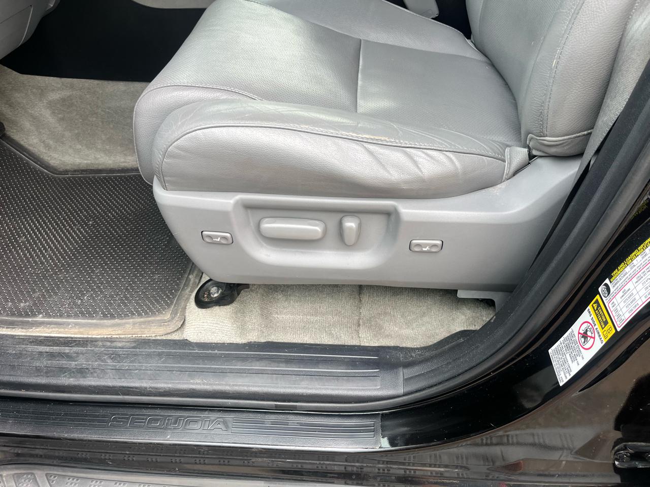 Toyota Sequoia 4WD LV8 6-Spd AT Platinum (Natl) 2011
