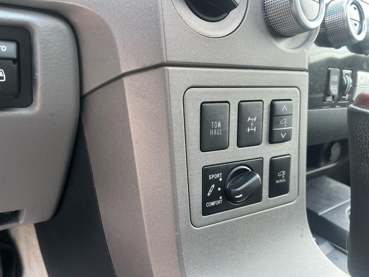 Toyota Sequoia 4WD LV8 6-Spd AT Platinum (Natl) 2011