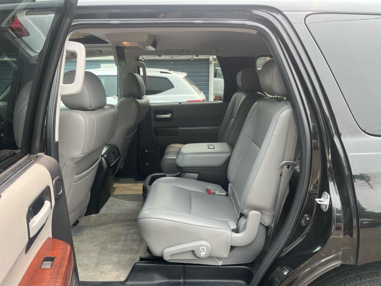 Toyota Sequoia 4WD LV8 6-Spd AT Platinum (Natl) 2011
