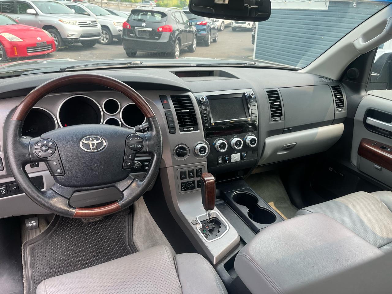 Toyota Sequoia 4WD LV8 6-Spd AT Platinum (Natl) 2011